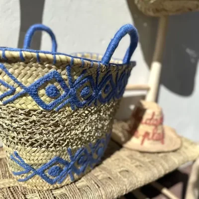 b74dd76134b67f4345dec2ac68ad71a6252582d25747b3cf1517c63dd5e64fa1-2.webp Embroidered Palm Fiber Basket β Handwoven Moroccan Tote with Wool Embroidery