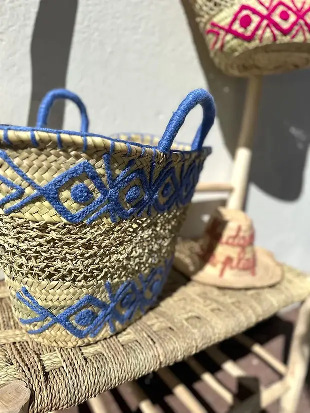 b74dd76134b67f4345dec2ac68ad71a6252582d25747b3cf1517c63dd5e64fa1-2.webp Embroidered Palm Fiber Basket β Handwoven Moroccan Tote with Wool Embroidery