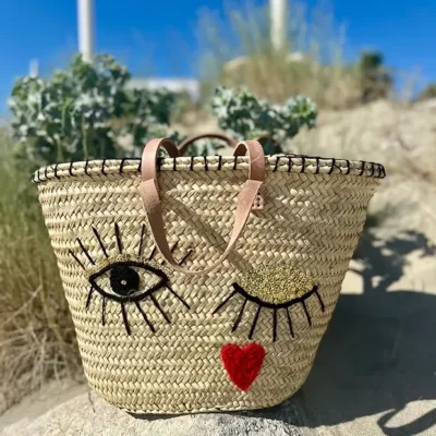 ba9296e3473913cc9f3b19bf39b9d077e82703f9fa486f8912a0f53afab9ea0e-1.webp Wink Basket – Handwoven Palm Fiber Tote with Wool & Sequin Embroidery
