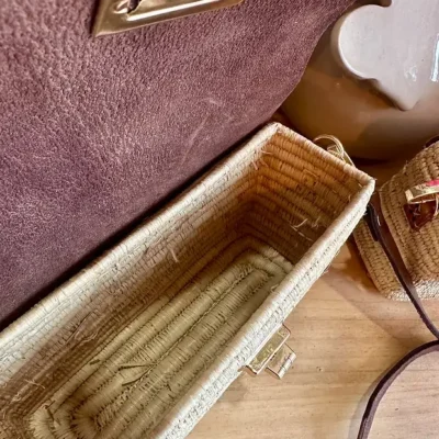 bebf0b6cb301d47bcfe670d1be5090ac9ae9a637da58f62dedd3cfe70ed04e68-1.webp Handmade Raffia & Leather Bag – Elegant Moroccan Handcrafted Purse
