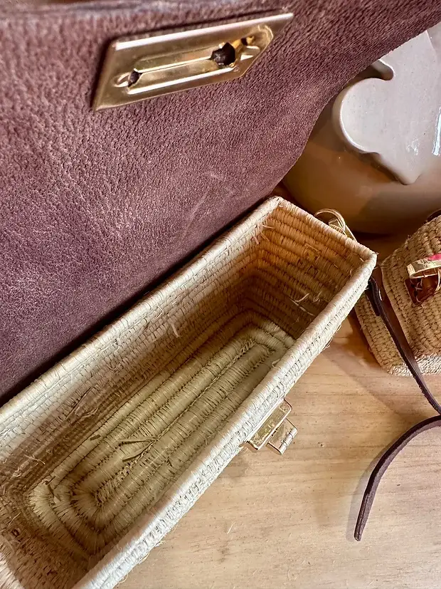 bebf0b6cb301d47bcfe670d1be5090ac9ae9a637da58f62dedd3cfe70ed04e68-1.webp Handmade Raffia & Leather Bag – Elegant Moroccan Handcrafted Purse