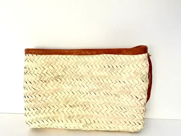 c44abb32b54d94335678ed28d54ac2bbcffbc266808306000fae004b8562c4d6-1.webp Handwoven Doum Palm & Leather Clutch – 28×20 cm | Moroccan Artisan Pouch