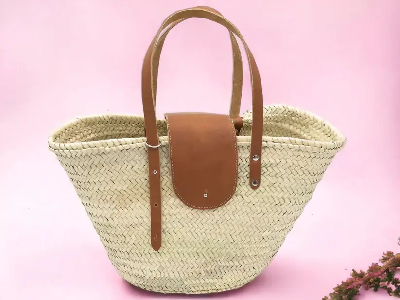 c5f1b70044baf20c660056ebcd56ffb886b34419a1c37690f57df0382e5dcd3b-1.webp French Straw Tote Bag – Handwoven Palm Leaf Basket with Tan Brown Leather Handles