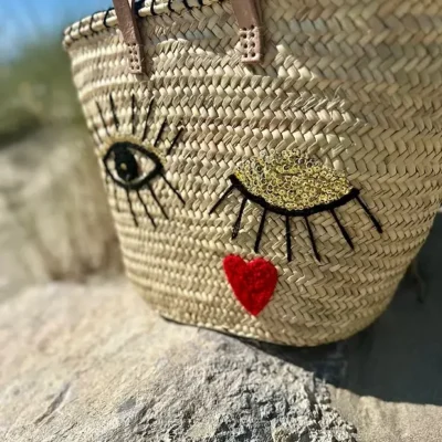 d25df509e10d591ff33409699ed27f91f73b88b8f35b86faa63769113cf5d9b4-1.webp Wink Basket – Handwoven Palm Fiber Tote with Wool & Sequin Embroidery