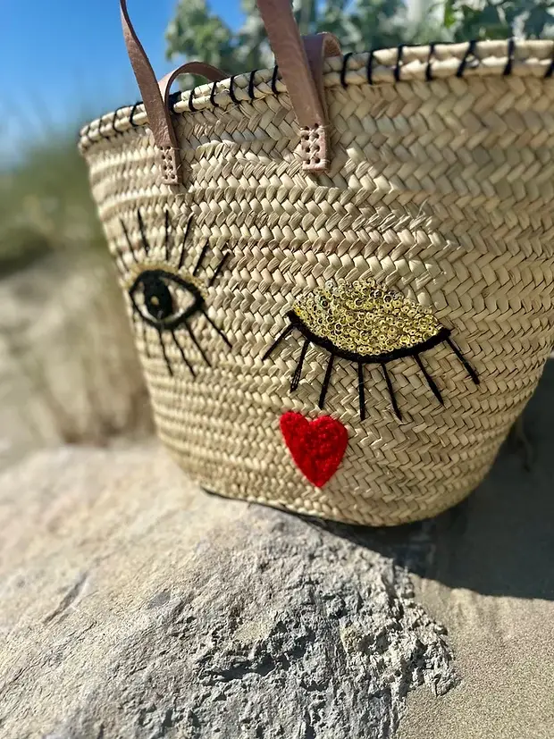 d25df509e10d591ff33409699ed27f91f73b88b8f35b86faa63769113cf5d9b4-1.webp Wink Basket – Handwoven Palm Fiber Tote with Wool & Sequin Embroidery