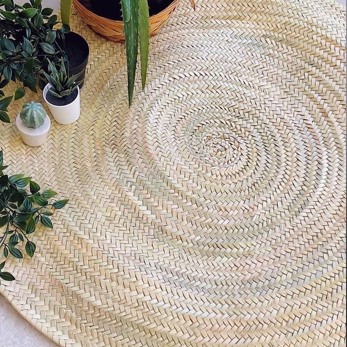 🌸🛏️ Round Braided Carpet in Palm Leaf