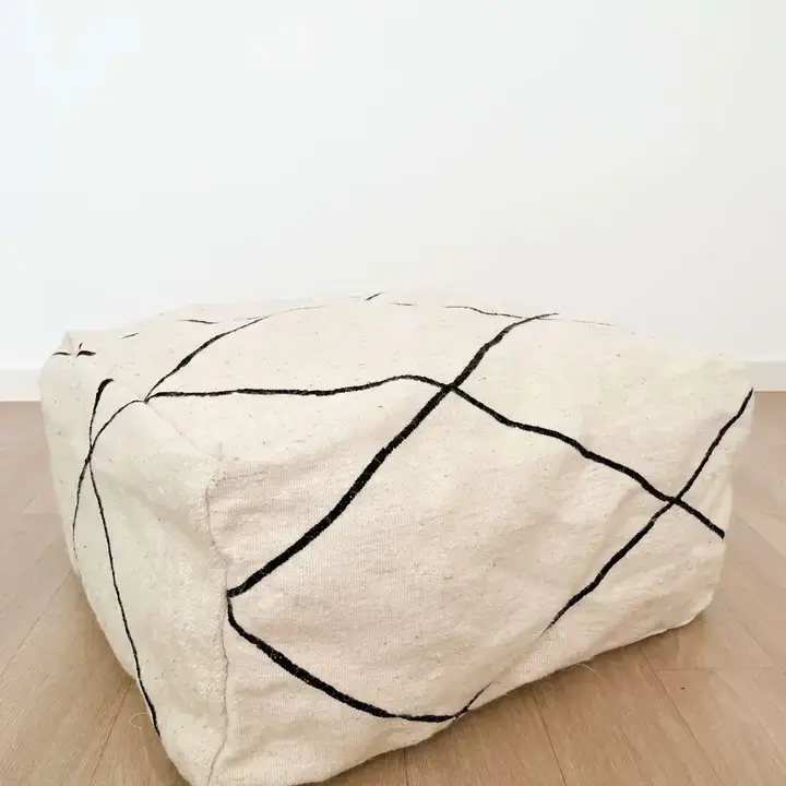 e1b3c7b712ccf115fa1598b0ec1a084128a7932c2b84636fc809ba0f2b1ca405-1.webp Black and white woollen bean bag