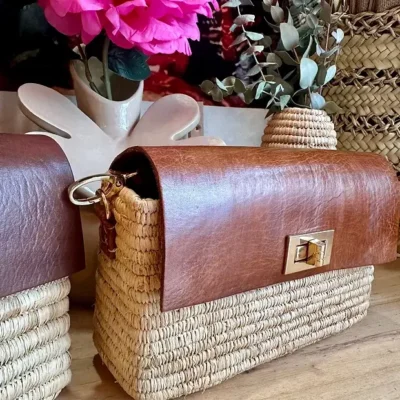 eb28d032fc73577958b19c7b48b86555f3feaa3ca3a14debc27903960f9c7557-1.webp Handmade Raffia & Leather Bag – Elegant Moroccan Handcrafted Purse