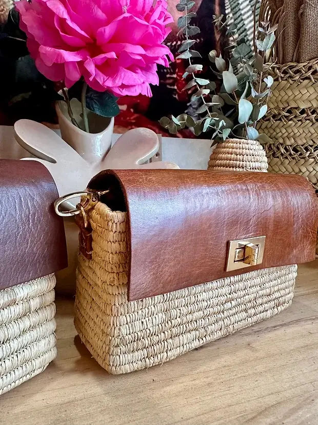 eb28d032fc73577958b19c7b48b86555f3feaa3ca3a14debc27903960f9c7557-1.webp Handmade Raffia & Leather Bag – Elegant Moroccan Handcrafted Purse