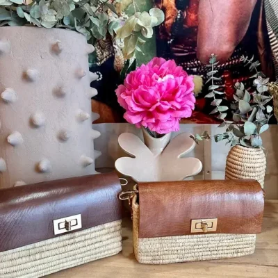 edb586f9b4559a51d314dbaea3f7249666f1c7d776c0d0a9f8426bf4347fb33b-1.webp Handmade Raffia & Leather Bag – Elegant Moroccan Handcrafted Purse