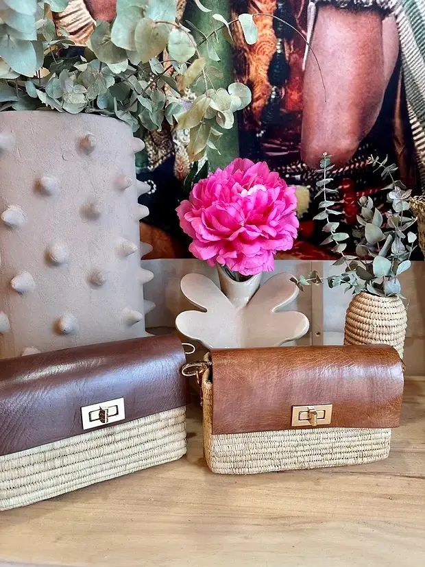 edb586f9b4559a51d314dbaea3f7249666f1c7d776c0d0a9f8426bf4347fb33b-1.webp Handmade Raffia & Leather Bag – Elegant Moroccan Handcrafted Purse