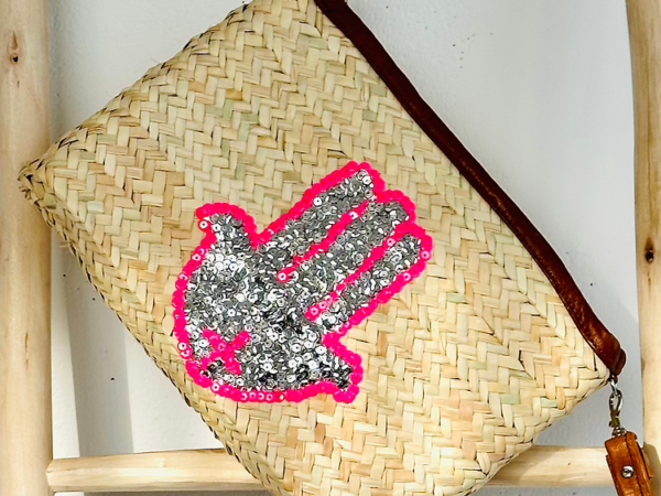 eff46bdeb9fe34883c780912b11c38e6ae595cf78368624d33566f4acb4e5786-2.webp Handwoven Straw Pouch – Boho Chic Clutch for Everyday Essentials