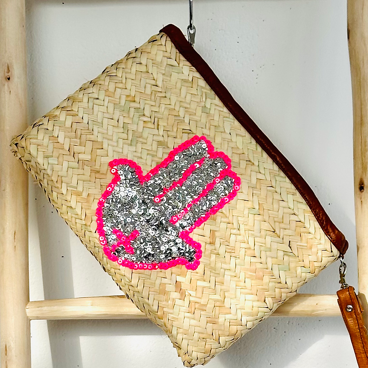 eff46bdeb9fe34883c780912b11c38e6ae595cf78368624d33566f4acb4e5786-2.webp Handwoven Straw Pouch β Boho Chic Clutch for Everyday Essentials