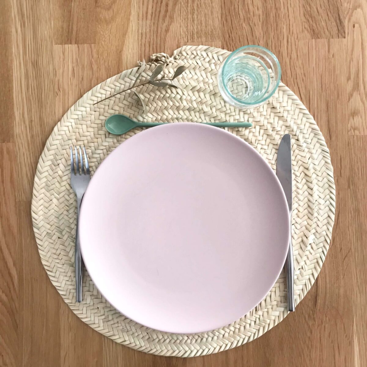Round wicker placemat